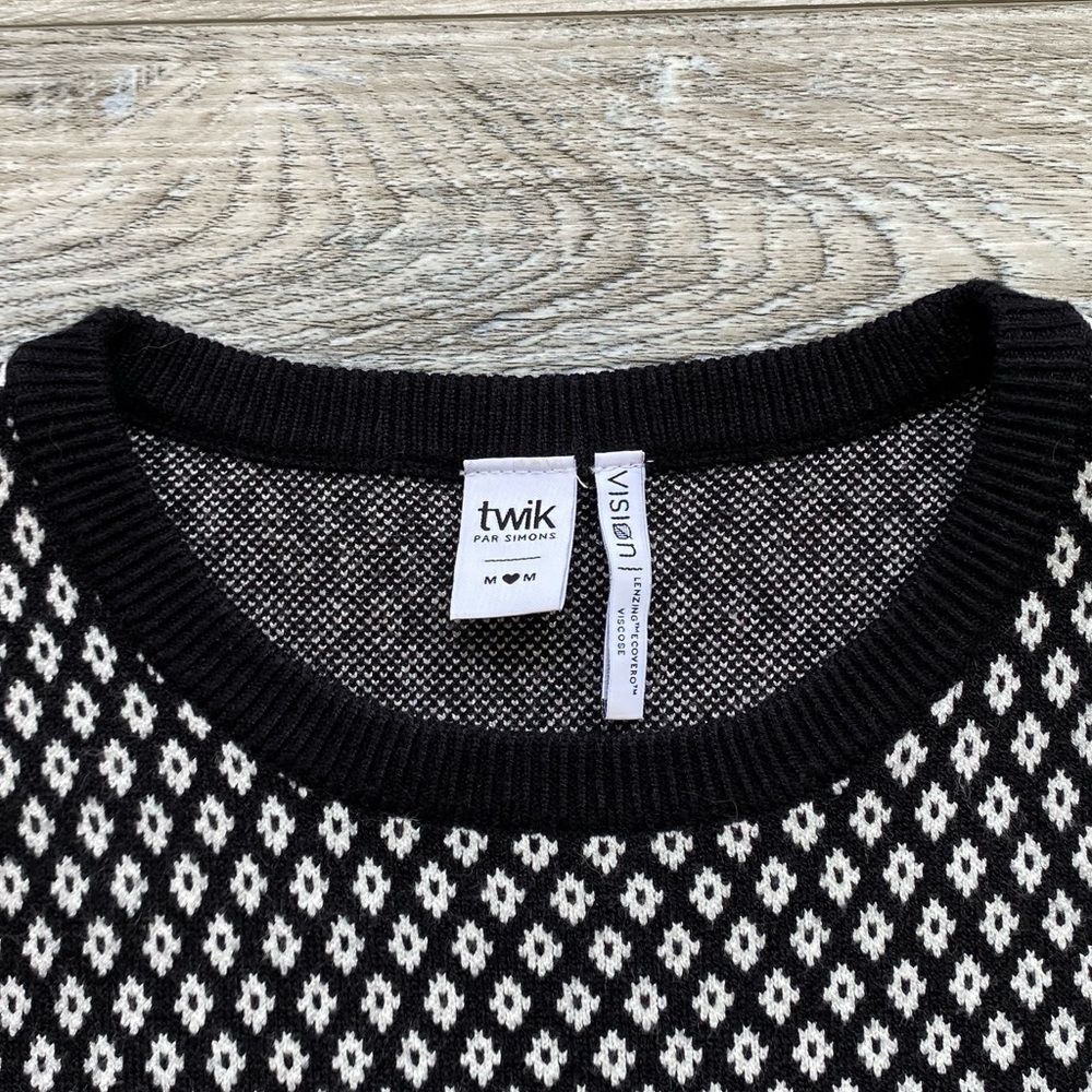 TWIK Cropped Black and White Fitted Sweater with Diamond Geometric Pattern - Picture 3 of 8